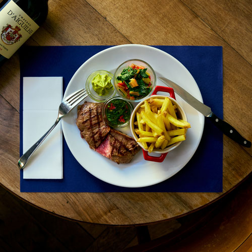 Bistrot à Paris in Zürich - Entrecôte Kräuterbutter und Chimichurri, Frittes, Légumes