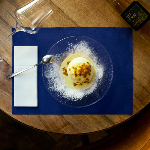 Bistrot à Paris in Zürich - Île flottante avec crème anglaise, Fruit da la Passion